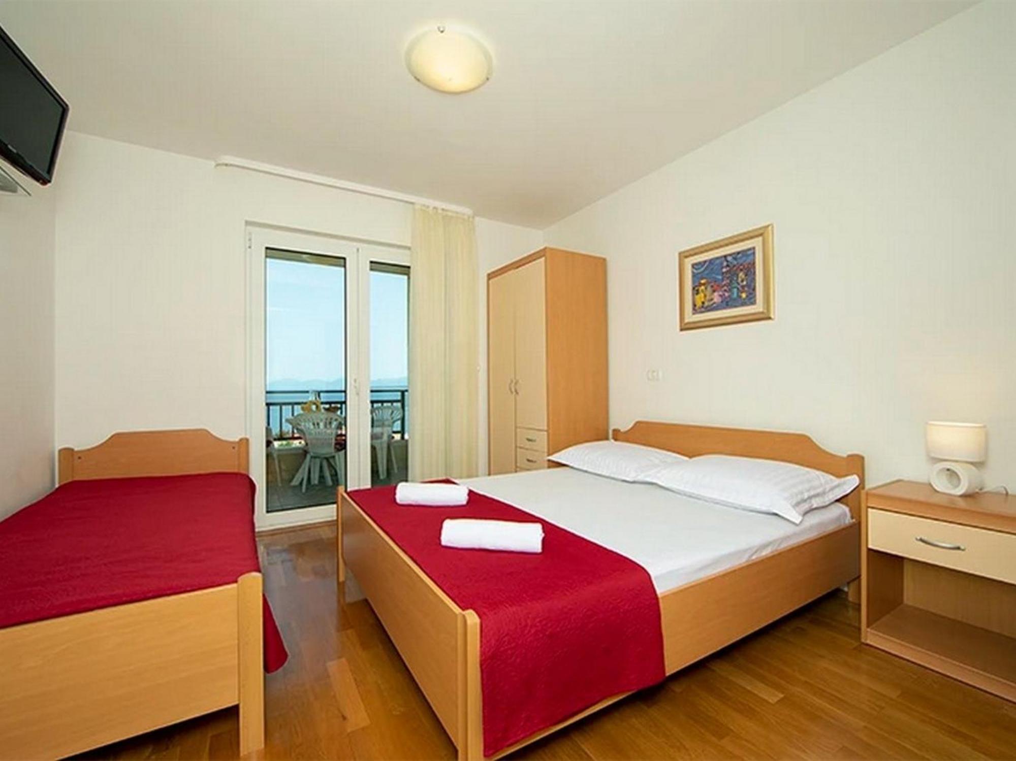 Apartments By The Sea Igrane, Makarska - 17292 Bagian luar foto